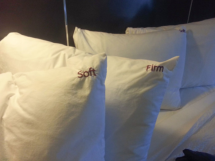 Las almohadas de mi hotel están etiquetadas por preferencias