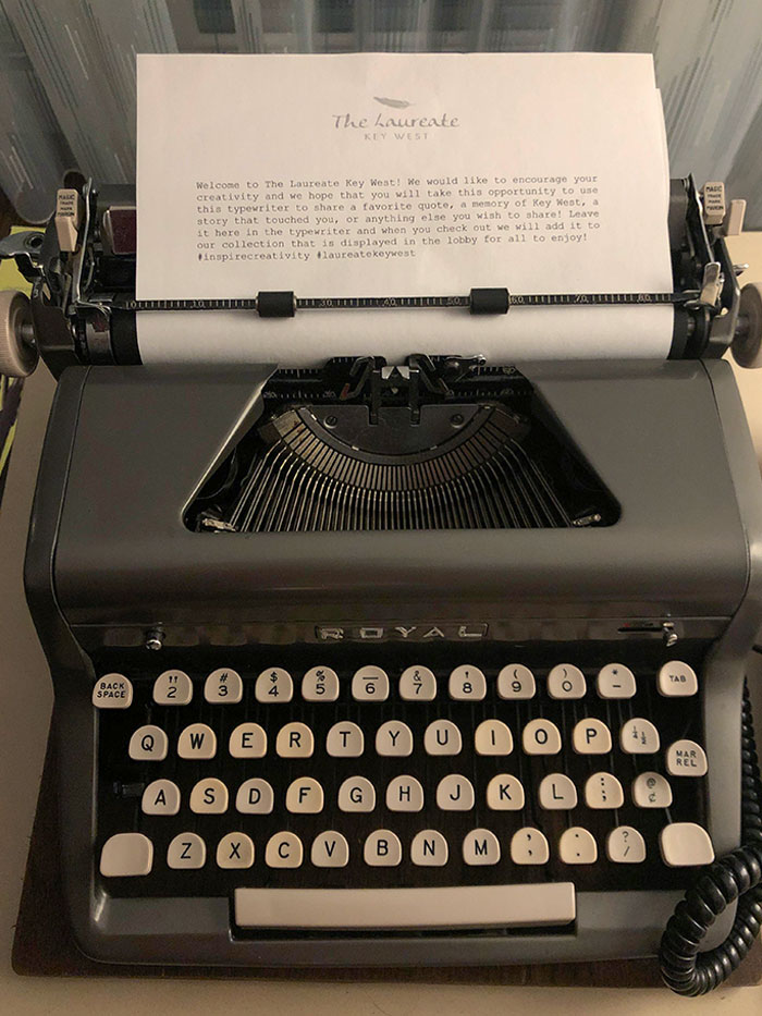 El hotel en el que me hospedé tiene una máquina de escribir para escribir reseñas