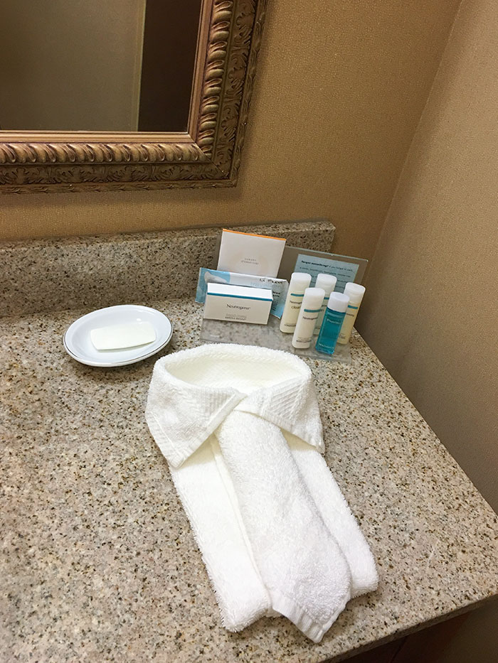 Las toallas de mano en el baño de mi hotel estaban dobladas como una camisa y una corbata