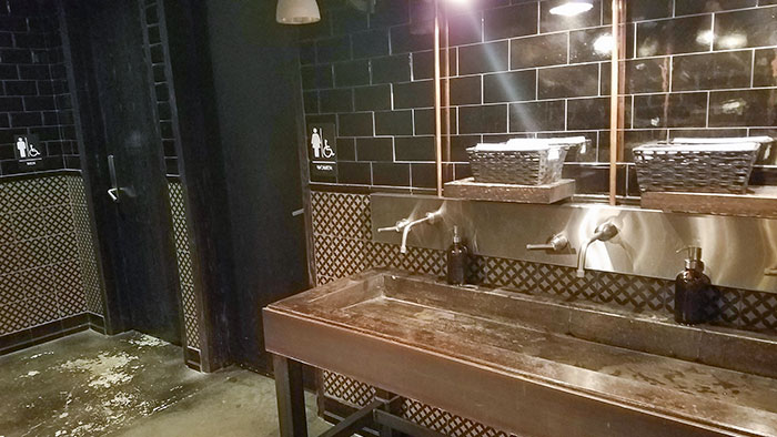 Este bar tiene lavabos situados justo fuera de los baños para que todo el mundo pueda ver si no te has lavado las manos