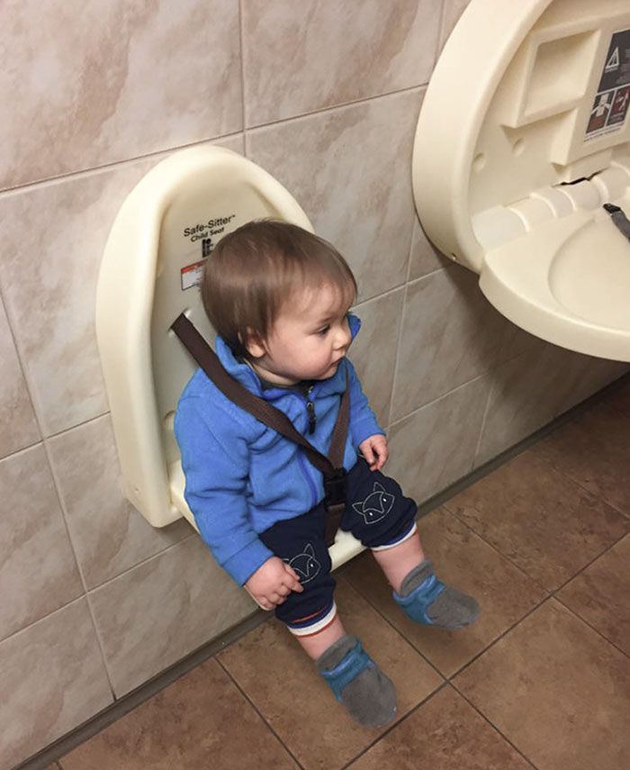 Quien fuera que inventó esto para cuando estoy cagando en un baño público para mantener a mi hijo en su sitio es un genio