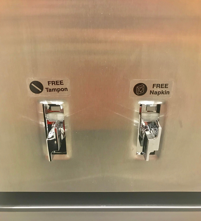 Mi oficina cambió todas las máquinas expendedoras de los baños de mujeres para que fueran gratuitas