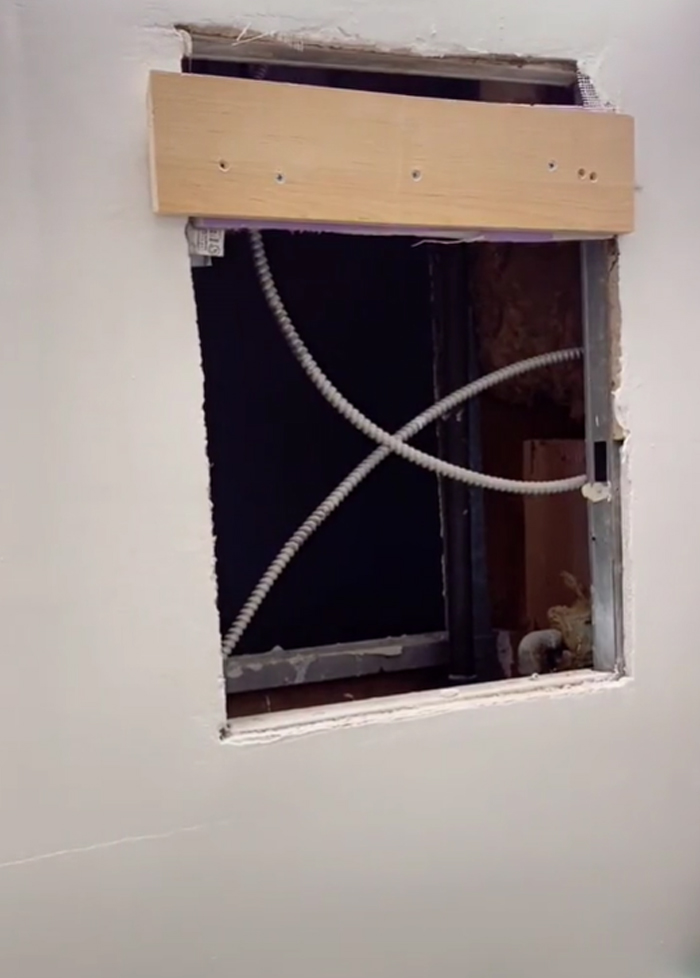 Esta mujer descubrió un agujero tras el espejo del baño, decidió entrar y encontró un apartamento entero