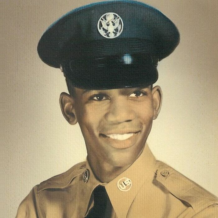 Morgan Freeman en la Fuerza Aérea en algún momento entre 1955 y 1959