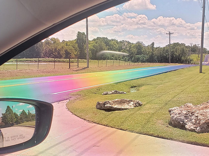 Acaban de pavimentar esta carretera y al darle el sol parecía un arco iris