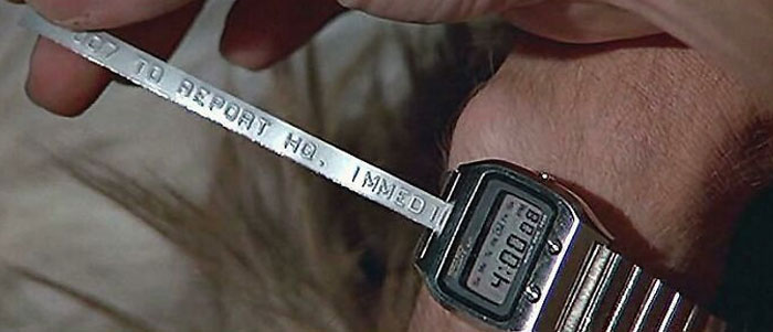 James Bond recibe un "texto" a través de su reloj inteligente en La Espía Que Me Amó