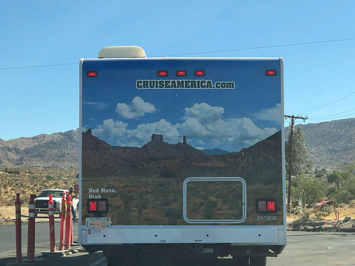 La imagen de la parte trasera de esta caravana se alinea con las montañas del fondo