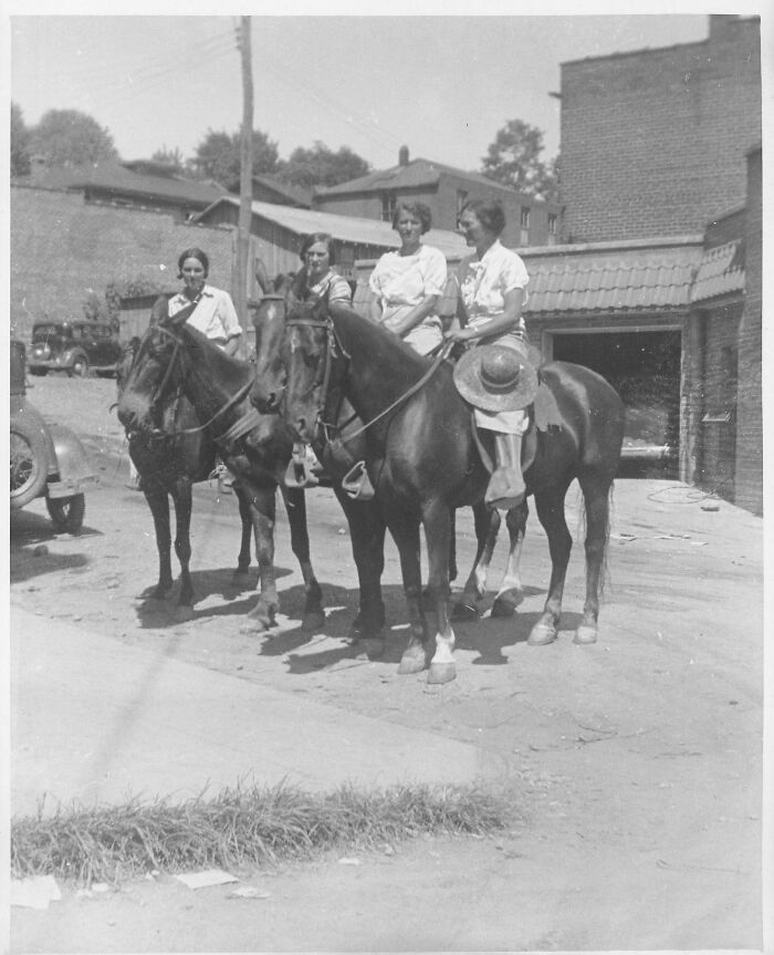 Til About Pack Horse Librarians That Serviced The Appalachian Communities (E.g., Rural Kentucky) In The Mid 1930s To Early 1940s Who Were Mostly Women Who Rode On Horses Or Mules To Deliver Library Books To Remote Communities During The Great Depression.