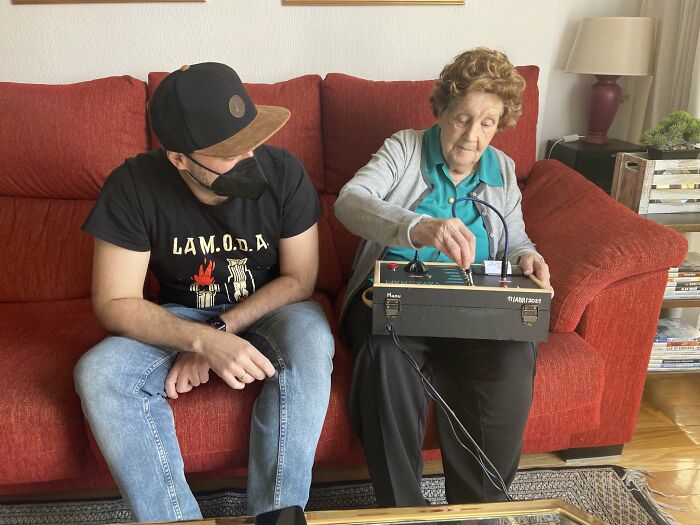 Este hombre construyó un dispositivo de comunicación para que a su abuela le sea más fácil de usar que un teléfono, y se hace viral