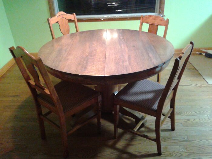 Round Oak Dining Table C.1890