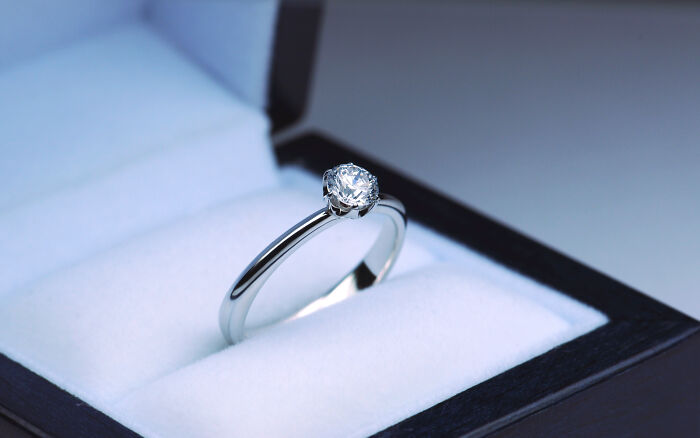 El anillo de compromiso de diamantes