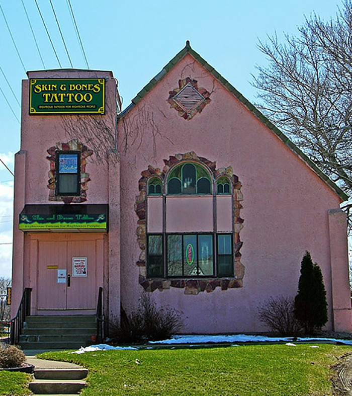 Iglesia convertida en salón de tatuajes
