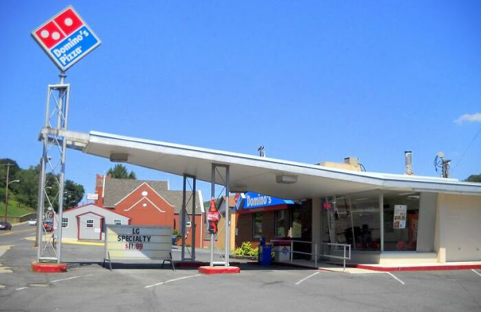 Este Dominos en mi ciudad natal de Keyser, West Virginia, fue una gasolinera y garaje de Phillip's 66 a principios de los 80