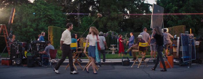 En La La Land (2016), mientras Sebastian y Mia caminan por el set de un estudio, pasan junto a dos actores que filman una escena romántica. Esos dos actores son en realidad los dobles de Ryan Gosling y Emma Stone