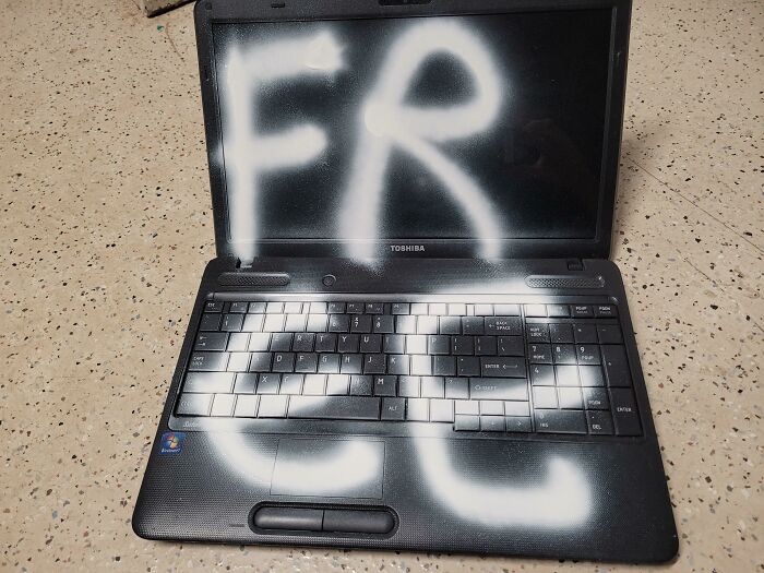 ¡Ordenador portátil gratis! Lástima que la pantalla y el teclado han quedado arruinados con la pintura de espray