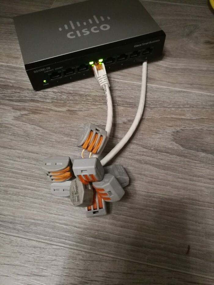 Vi el otro post sobre el recableado de Ethernet y me recordó esto. Funcionó bien durante casi una semana hasta que lo sustituí por un cable adecuado
