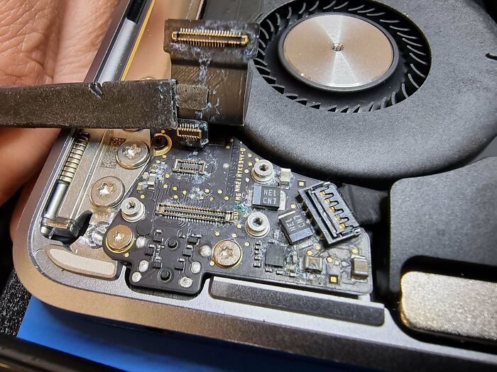 Customer States Their MacBook No Longer Turns On After Updating To Big Sur