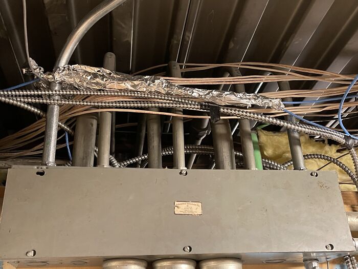 La empresa instaladora anterior pasó el Cat5 por la caja de conexiones principal y decidió proteger el cable con papel de aluminio