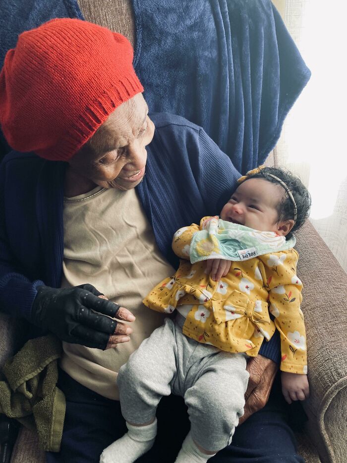 Mi bisabuela, que cumplió 103 años el día de San Valentín, se ríe con mi hija de 2 meses
