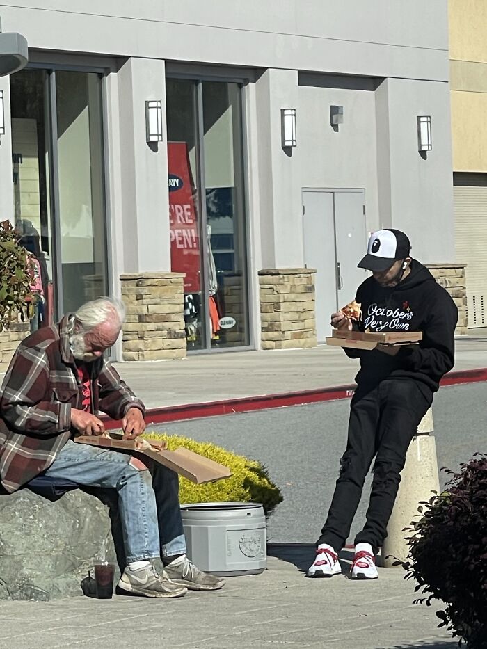 This Guy Bought A Box Of Pizza For Himself And This Homeless Man And Had Lunch Together