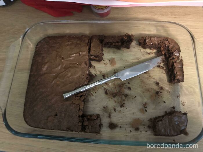 My Mother-In-Law Is Staying With Us For A Couple Weeks. This Is How She Cuts Brownies