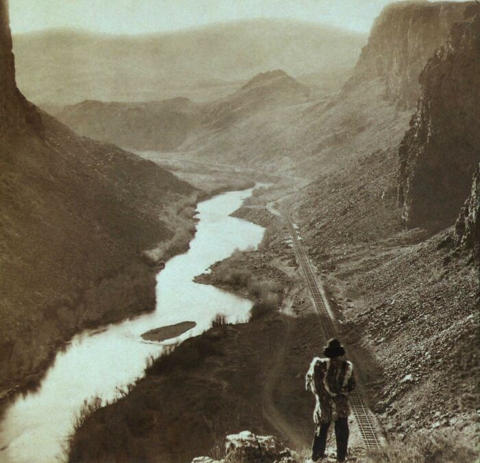 Un hombre nativo americano observa el ferrocarril transcontinental, recién finalizado, Nevada, 1869