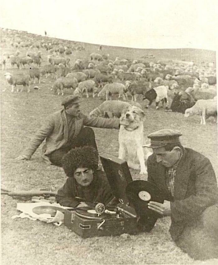 Pastores escuchando música, Azerbaiyán, 1939