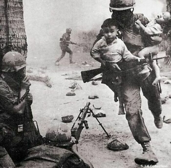 Un soldado de la marina estadounidense rescata dos niños vietnamitas en medio de un tiroteo en la ciudad de Huế, durante la ofensiva del Tet en la guerra de Vietnam. 1968