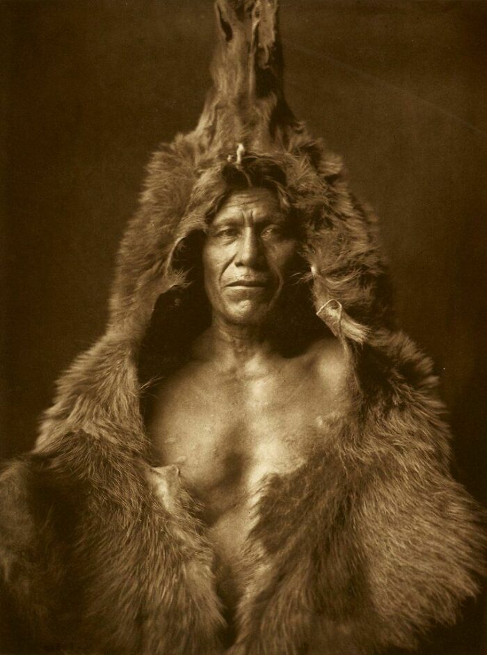 “Bear’s Belly”, guerrero arikara en Dakota del Norte, Estados Unidos. Fotografía de Edward Curtis (1909)