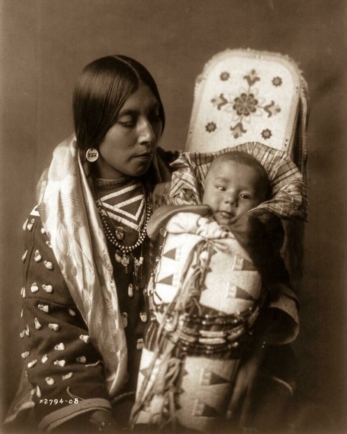 Una madre nativa americana y su hijo, alrededor del 1900