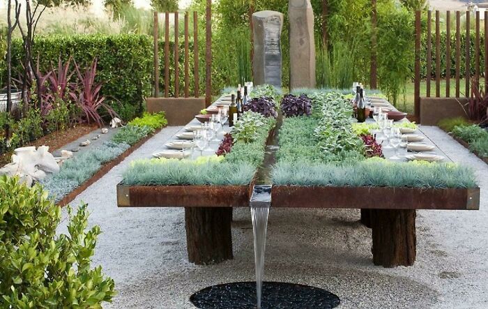 Mesa de exterior con jardín de hierbas integrado