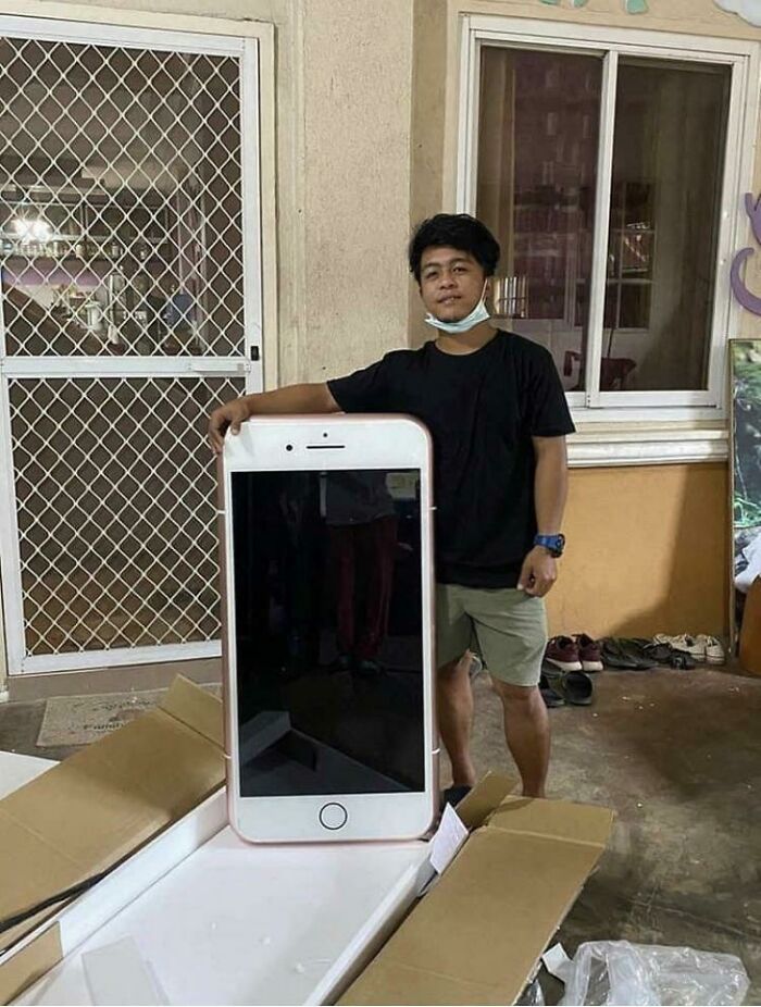 Este tipo compró accidentalmente una mesa de café con forma de iPhone en lugar de un iPhone