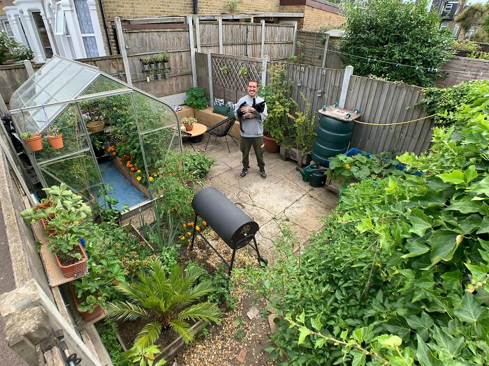 Hola, soy Alessandro y este es mi jardín urbano en Londres, Reino Unido. También soy un apasionado de la apicultura y hago todo 100% orgánico