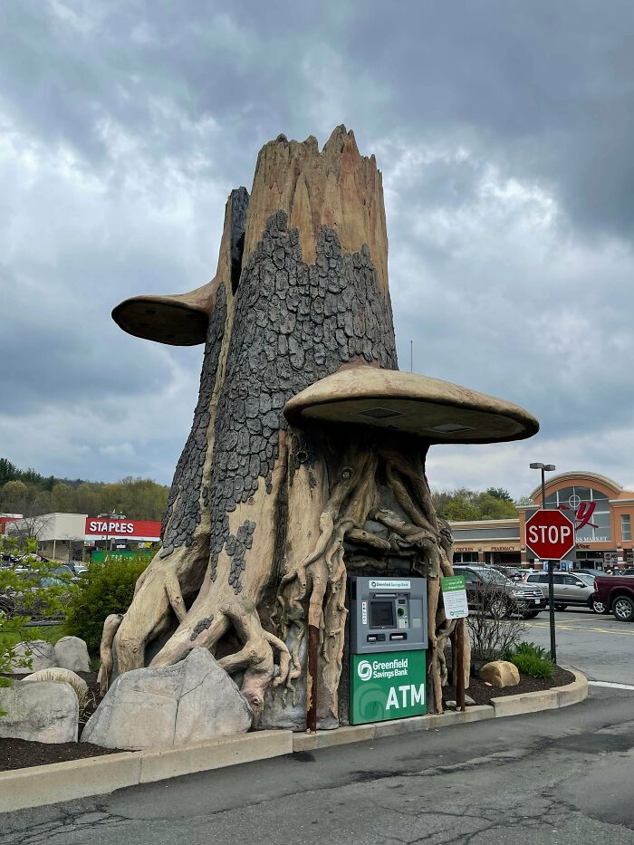 Este gigantesco tronco de árbol construido con el único propósito de albergar un cajero automático