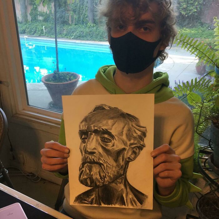 Este es uno de los estudiantes de arte de mi padre, Gabe. Esto fue hecho con carboncillo. Tiene 16 años