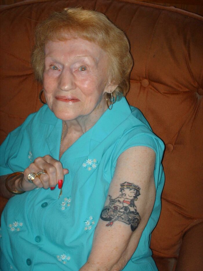 Mi abuela postiza de 87 años decidió que era hora de hacerse un tatuaje