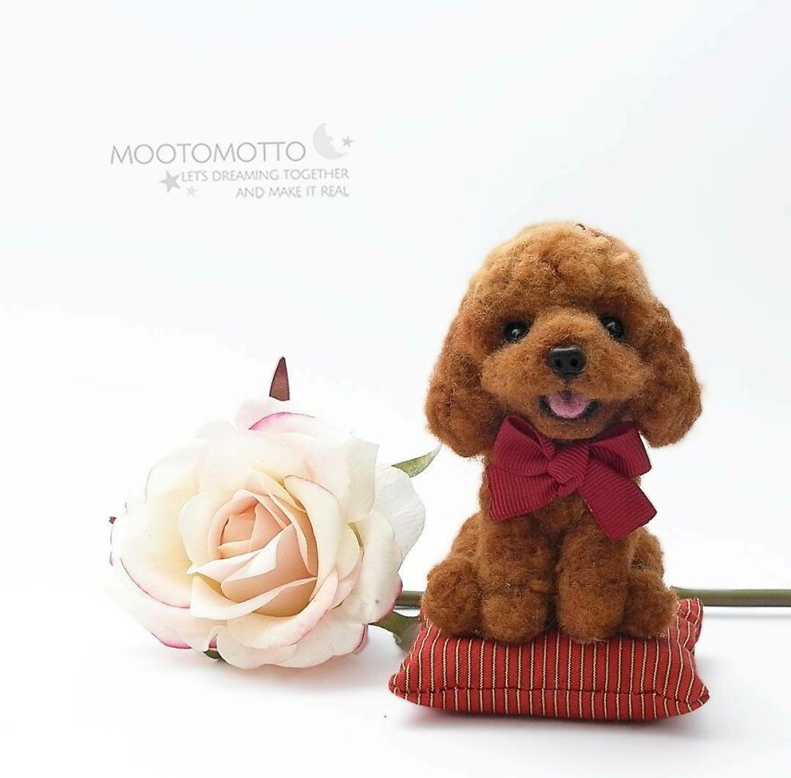 Dogs And Flowers Are Two Things That Most Women Favored In The World🐕💐🐾💙
#reallookseriesmootomotto #needlefelted #poodle #ニードルフェルト
artificial Flower By @delianahomesweethome 🙌💕
.