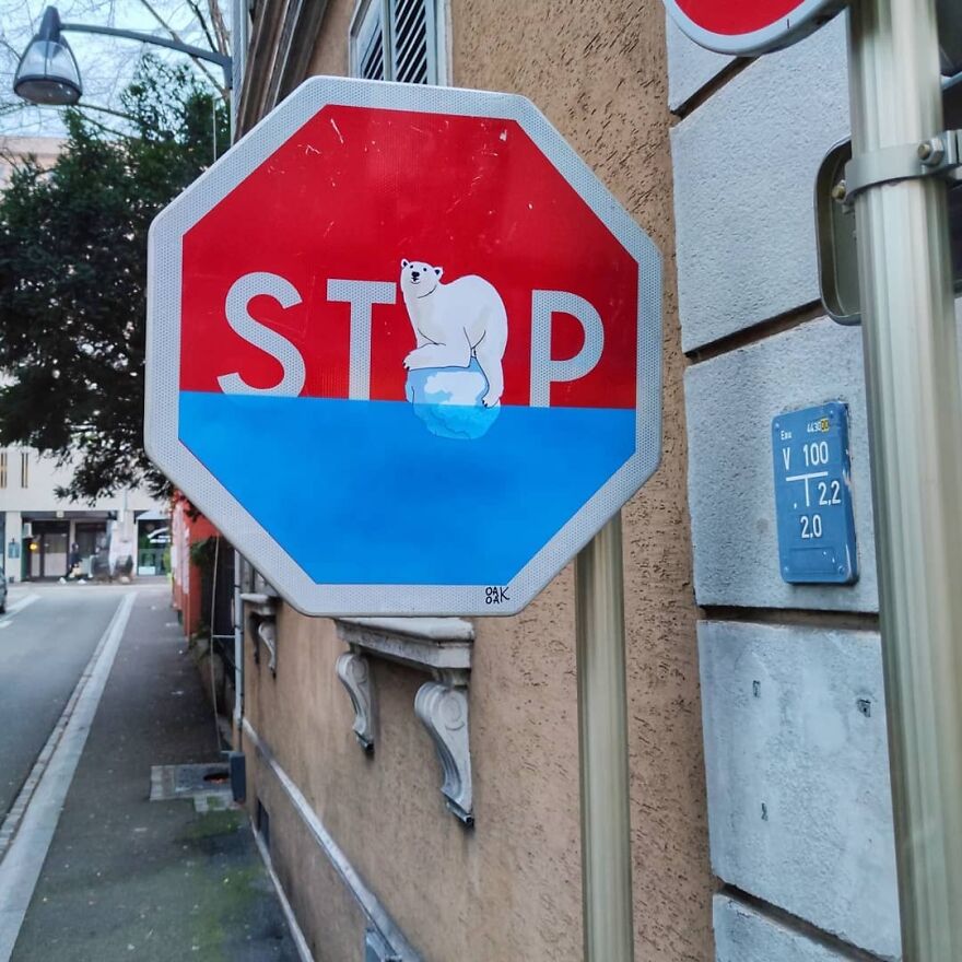 V2 Of The Stop Global Warming Traffic Sign In Mulhouse .
#oakoak #streetart #climate #globalwarming #urbain #panneau #polarbear #ours #pollution #street #pochoir #stencilart #mulhouse #green #rechauffement