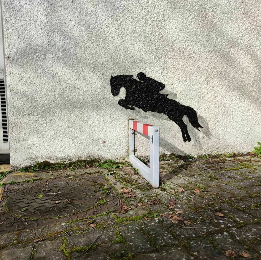 Le Petit Saut D Obstacle
#oakoak #streetart #bourges #horse #cheval #equitation #mtn94 #urbanintervention #intervention #street #wall #wallart #stencil #graff #graffitiart #oak #paint #wallart #fun #funny #shadow #animal