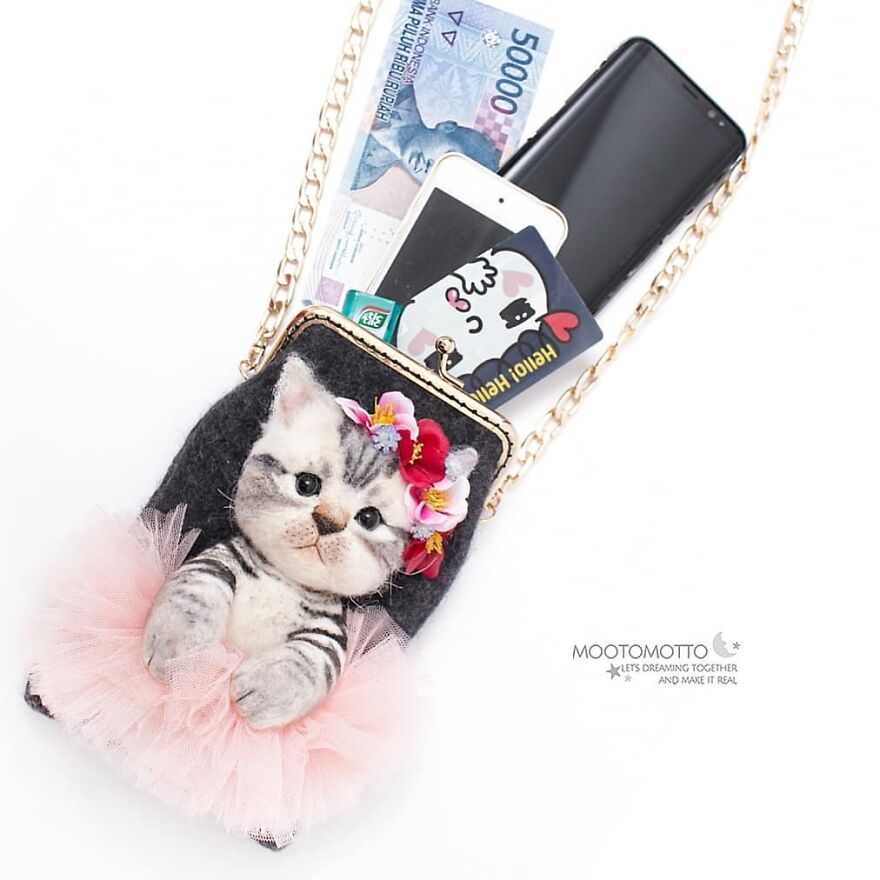 Making Real Look Cat For The First Time, What Do You Guys Think?🙄🐱 .
anyway, This Pouch Is Big Enough To Brought 2 Phones, Money, Cards, Some Candies / Makeup😻🖤
.
custom Your Own, Available For Po 👛😊
.
#reallookseriesmootomotto
#needlefelt #cat