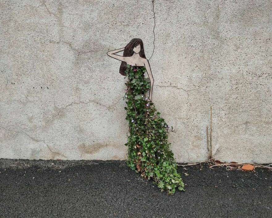 Mère Nature.
mother Nature
#oakoak #streetart #urbanintervention #art #urban #arturbain #wallart #saintetienne #funny #smallart #urban #woman #nature #greenart #landart #robe #dress #femme
