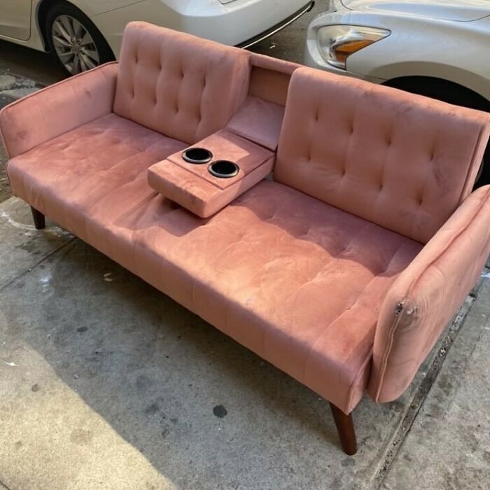 Buenas y malas noticias. Buenas noticias - Urechi_ nos acaba de enviar este increíble sofá que encontró en Harlem. Malas noticias (pero también buenas): ¡Urechi_ ha decidido llevárselo ella misma!