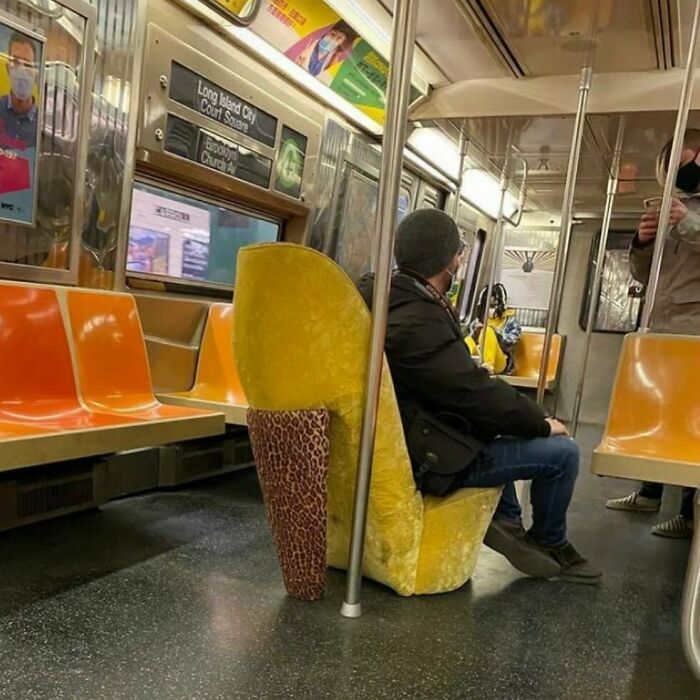 ¡Bueno, este es un viaje de stoop! ¡La más famosa silla stoop ha llegado al metro!