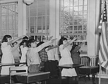 Students_pledging_allegiance_to_the_American_flag_with_the_Bellamy_salute-6087ce04afc2d.jpg