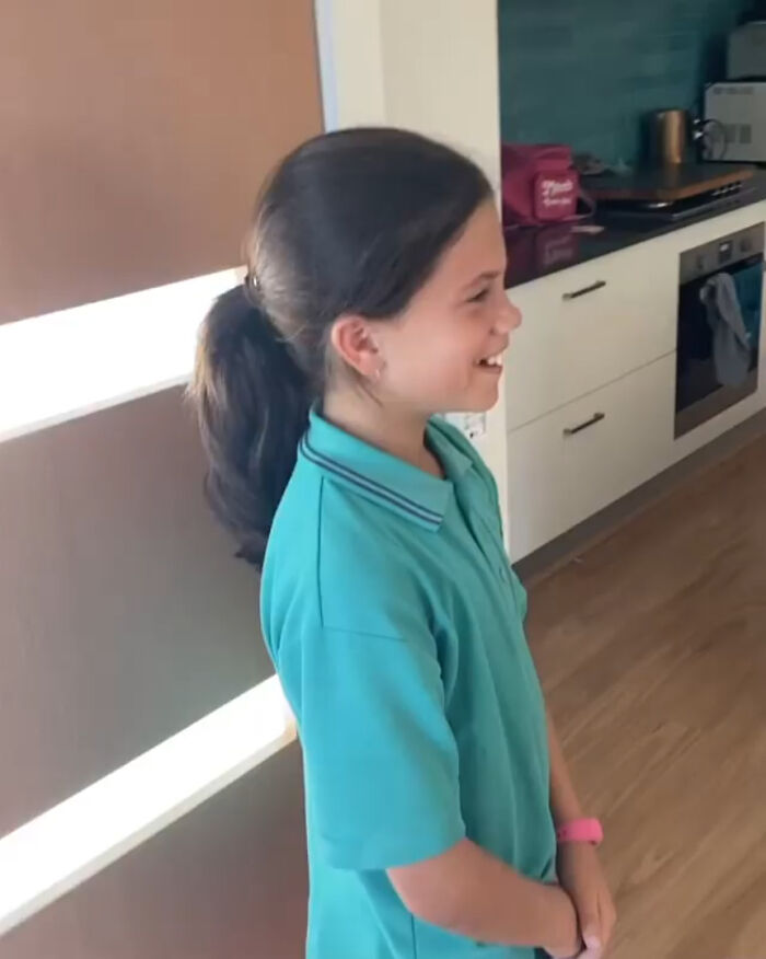 Girl's Idol Visits Her Instead Of Answering Her Heartwarming Letter