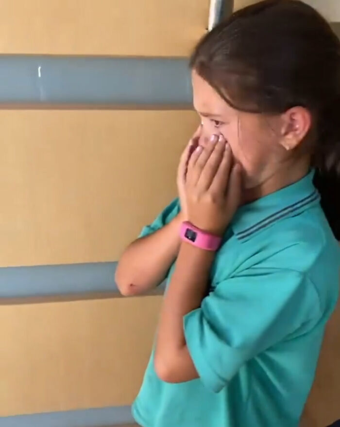 Girl's Idol Visits Her Instead Of Answering Her Heartwarming Letter