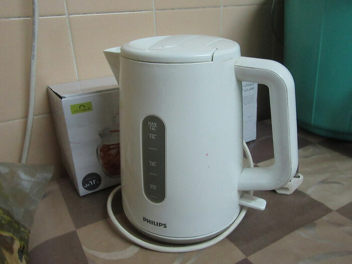 White Philips electric kettle