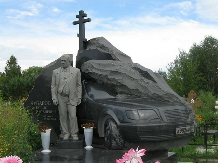This Russian Mobster's Gravestone