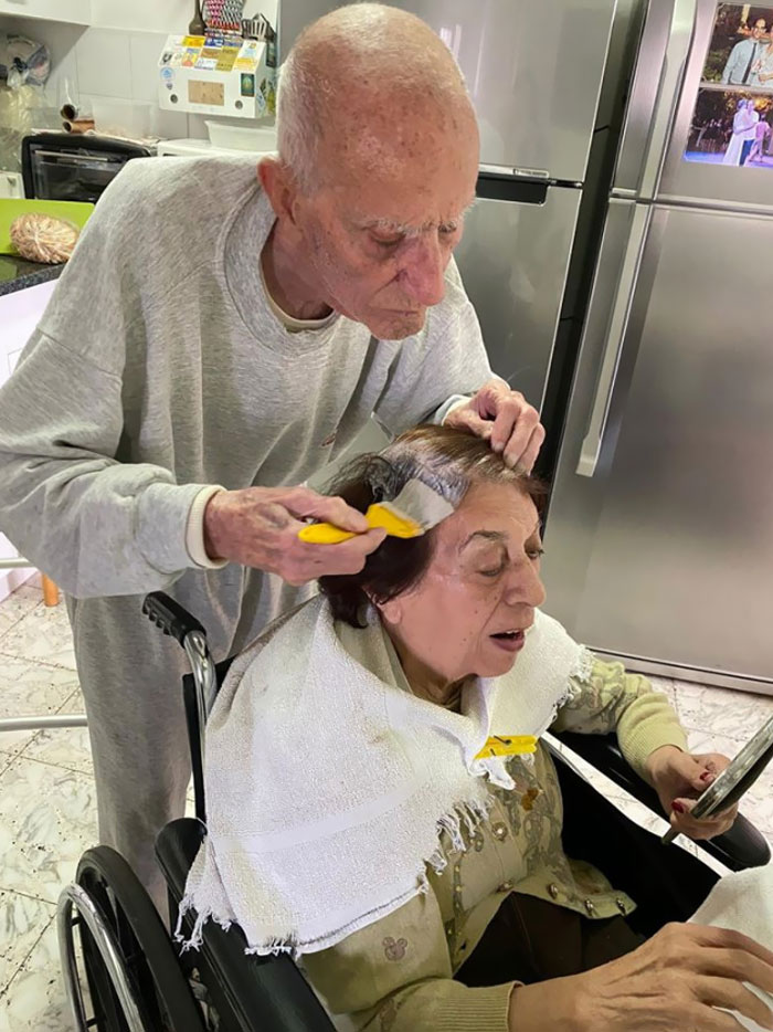 92-Year-Old Man Colours His Wife’s Hair At Home As She Can’t Go To The Salon Because Of Coronavirus Lockdown