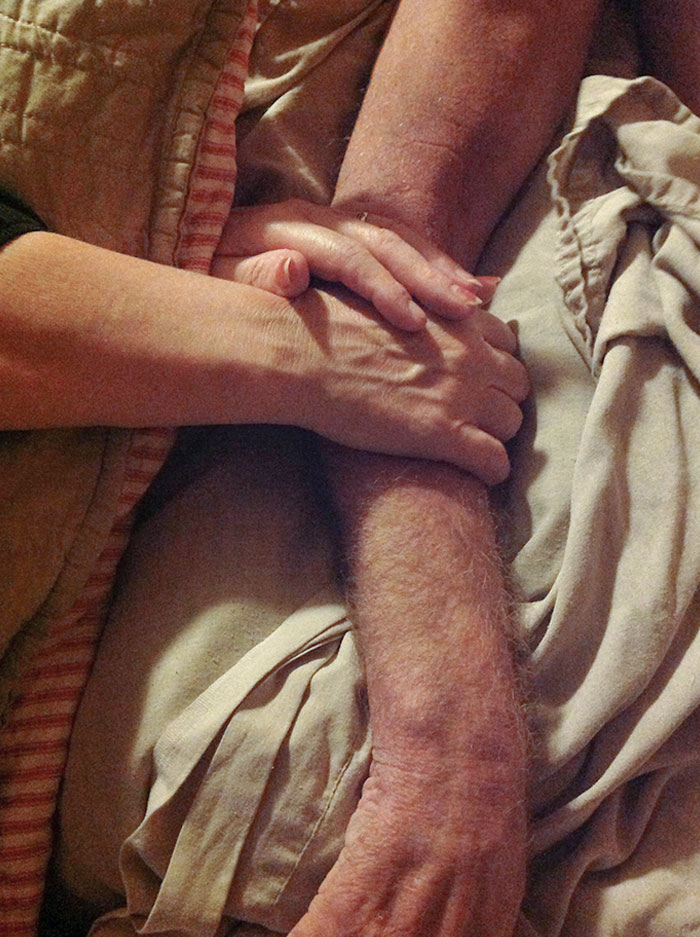 Mi madre, dormida profundamente, sosteniendo el brazo de mi padre, aproximadamente 30 minutos antes de que él falleciera. Nunca compartí esta foto antes, pero pensé que era una buena imagen de amor verdadero